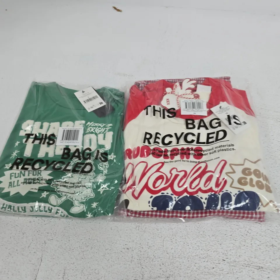APPROXIMATELY 20 ASSORTED CLOTHING ITEMS IN VARIOUS SIZES, COLOURS & STYLES TO INCLUDE CHRISTMAS RAGLAN PJ SETS, SHORT SLEEVE TEES, ETC