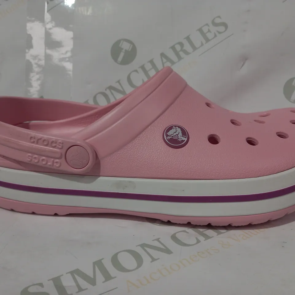 PAIR OF CROCS CLOGS IN PINK UK SIZE M6/W7