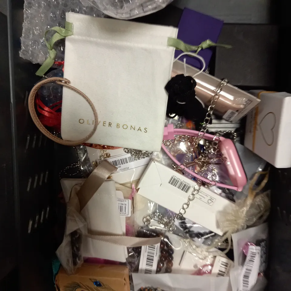 APPROXIMATELY 30 ASSORTED JEWELLERY PRODUCTS TO INCLUDE WATCHES, EARRINGS, BRACELETS ETC 