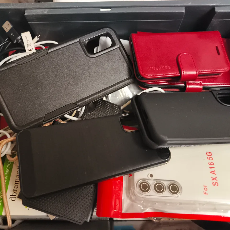 APPROXIMATELY 15 ASSORTED MOBILE PHONE ACCESSORIES TO INCLUDE POWER BANKS, CASES AND CHARGE CABLES