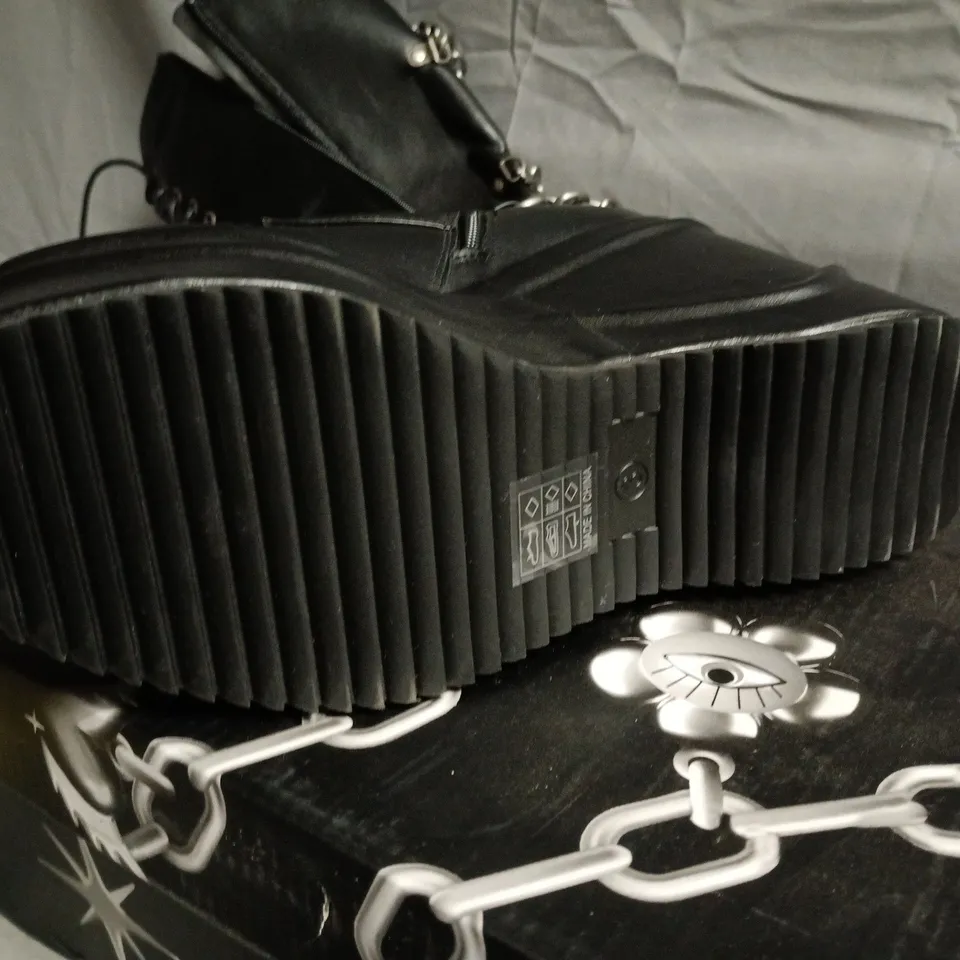 BOXED KOI THE AMYGDALA BOOTS IN BLACK - UK 3