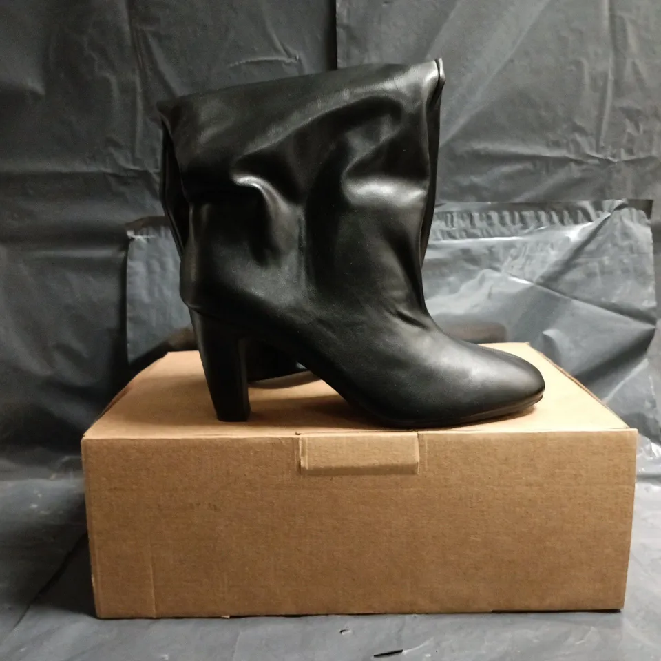 BOXED PAIR OF UNBRANDED HEELED KNEE-HIGH BOOTS IN BLACK SIZE 6
