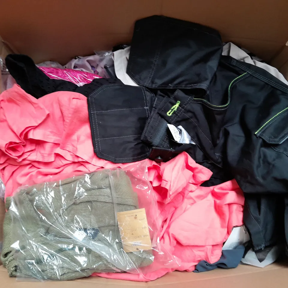 BOX OF APPROXIMATELY 25 ASSORTED CLOTHING ITEMS TO INCLUDE - JUMPERS, TOPS, DRESSES ETC 