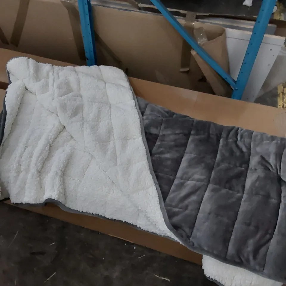 BOX OF APPROXIMATELY 9 ITEMS INCLUDING BLANKETS AND PILLOWS
