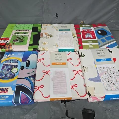 BOX OF APPROXIMATELY 10 ASSORTED DUVET SETS AND FITTED SHEETS