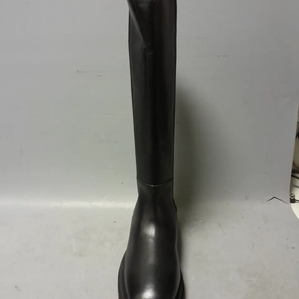 BOXED PAIR OF WALK LONDON KNEE HIGH BOOTS IN BLACK - SIZE 8