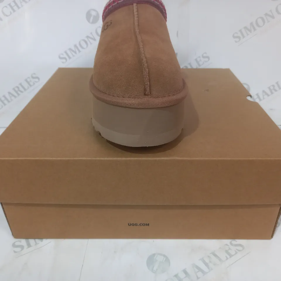 BOXED PAIR OF UGG WTAZZ SHOES IN CHESTNUT UK SIZE 5