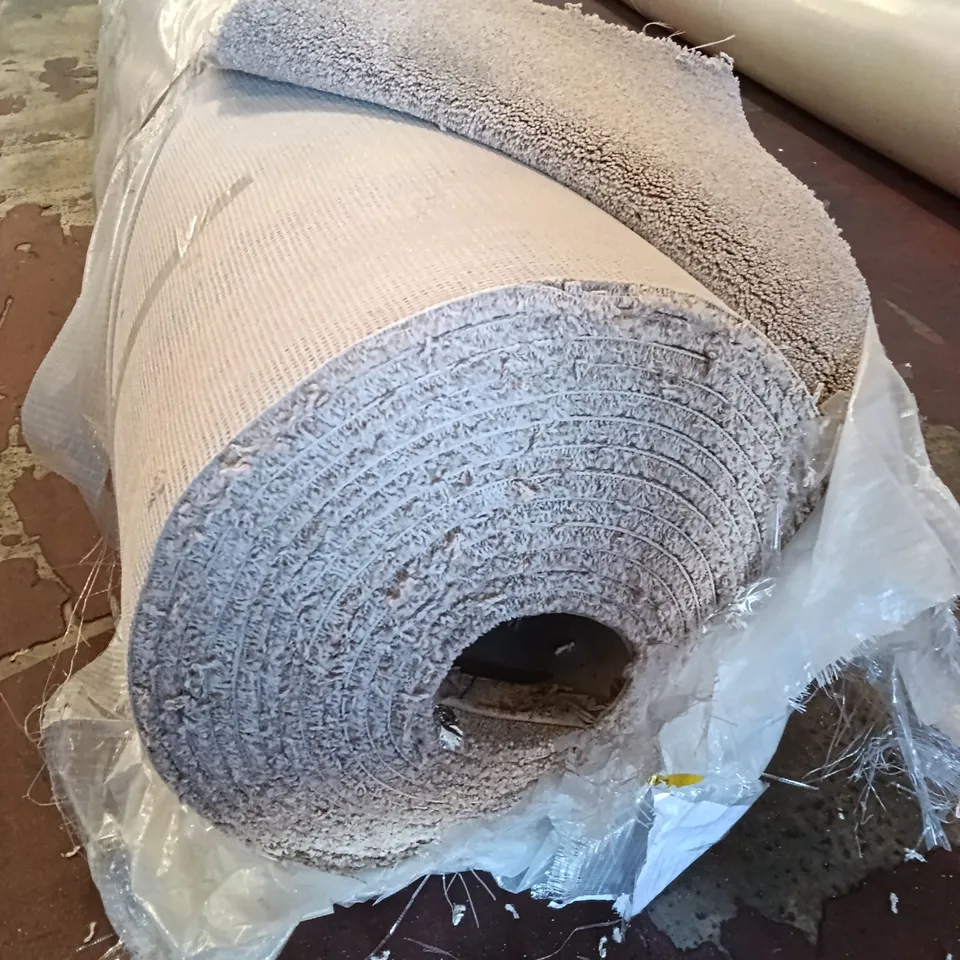 ROLL OF QUALITY HERITAGE EXQUISITE AB CARPET // APPROX SIZE; 4 X 11.7m
