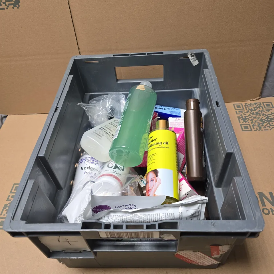 TOTE OF APPROXIMATELY 18 ASSORTED COSMETIC ITEMS TO INCLUDE MAN CAVE SHOWER GEL, PIZ BUIN, GLOW LIGHTENING OIL, CERE VE SMOOTHING CLEANSER ETC