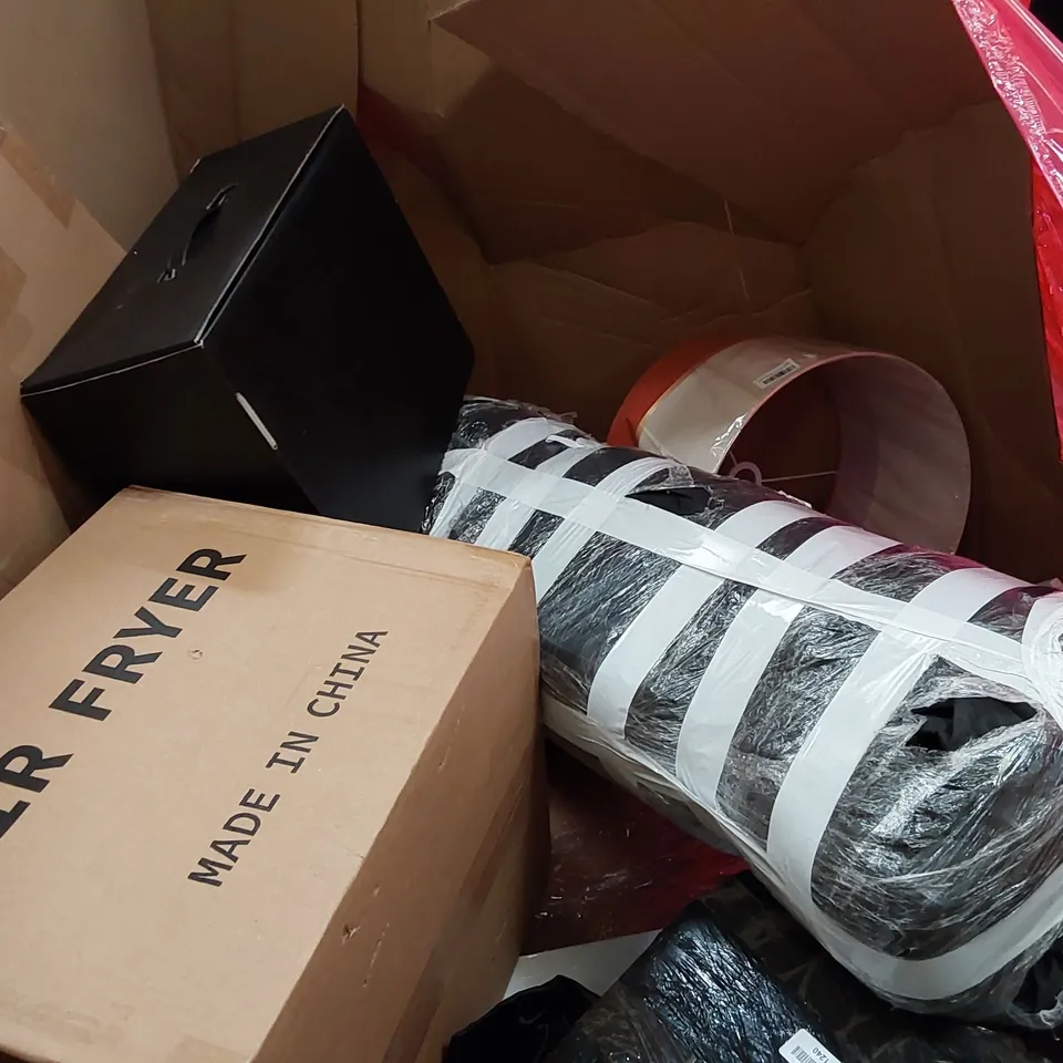 PALLET OF ASSORTED ITEMS INCLUDING: YESWELDER FLUX CORE WELDER, TV STANDS, STEAM CLEANER, LAMP SHADES, CHILDREN'S FOOTBALL GOAL