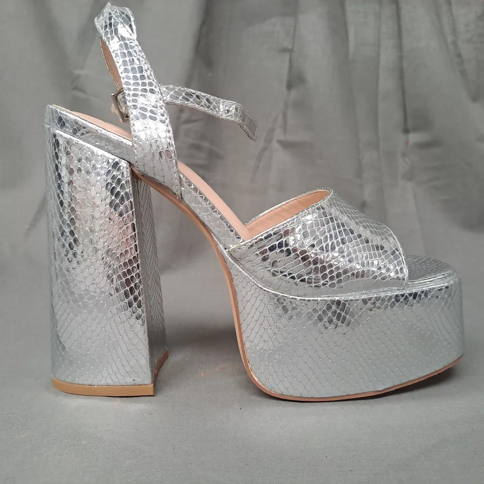 BOXED PAIR OF KOI VEGAN SHONEN LIZARD PLATFORM HEELS IN SILVER UK SIZE 4