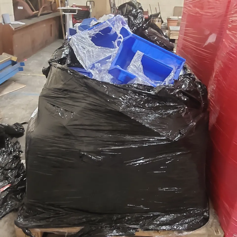 PALLET CONTAINING A VERY LARGE QUANTITY OF ASSORTED BLUE STORAGE CONTAINERS 