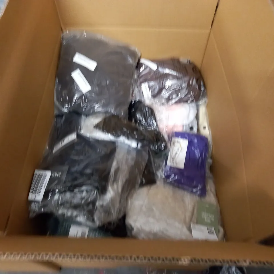 LARGE QUANTITY OF ASSORTED BAGGED CLOTHING ITEMS TO INCLUDE H&M, BILLA BONG AND NEW LOOK