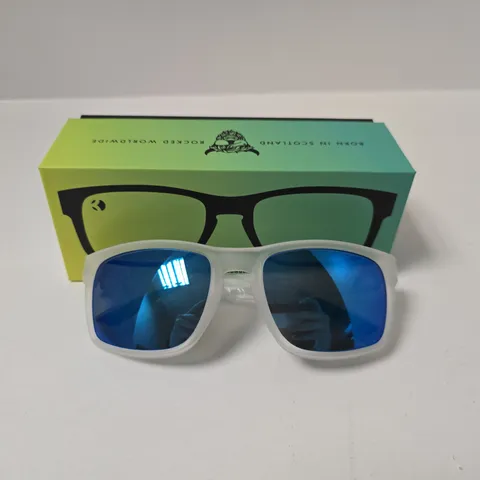 BOXED KYLOE IN THE WIND TEE TIME SHADES