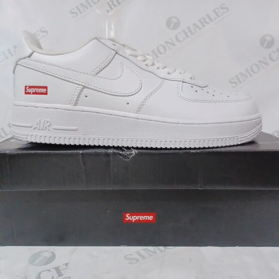 BOXED PAIR OF SUPREME/NIKE AIR FORCE 1 SHOES IN WHITE UK SIZE 6