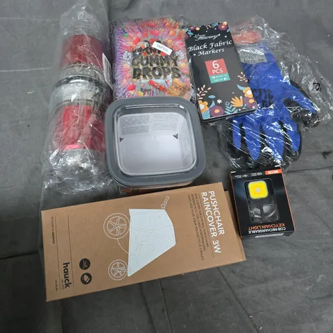 APPROXIMATELY 12 ASSORTED HOUSEHOLD ITEMS TO INCLUDE PUSHCHAIR RAINCOVER, KEYCHAIN LIGHT, CURVER DRY CUBE 0.8L, ETC