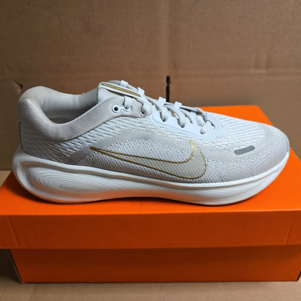 BOXED PAIR OF NIKE CHILDRENS STELLAR RIDE TRAINERS IN WHITE - UK 4
