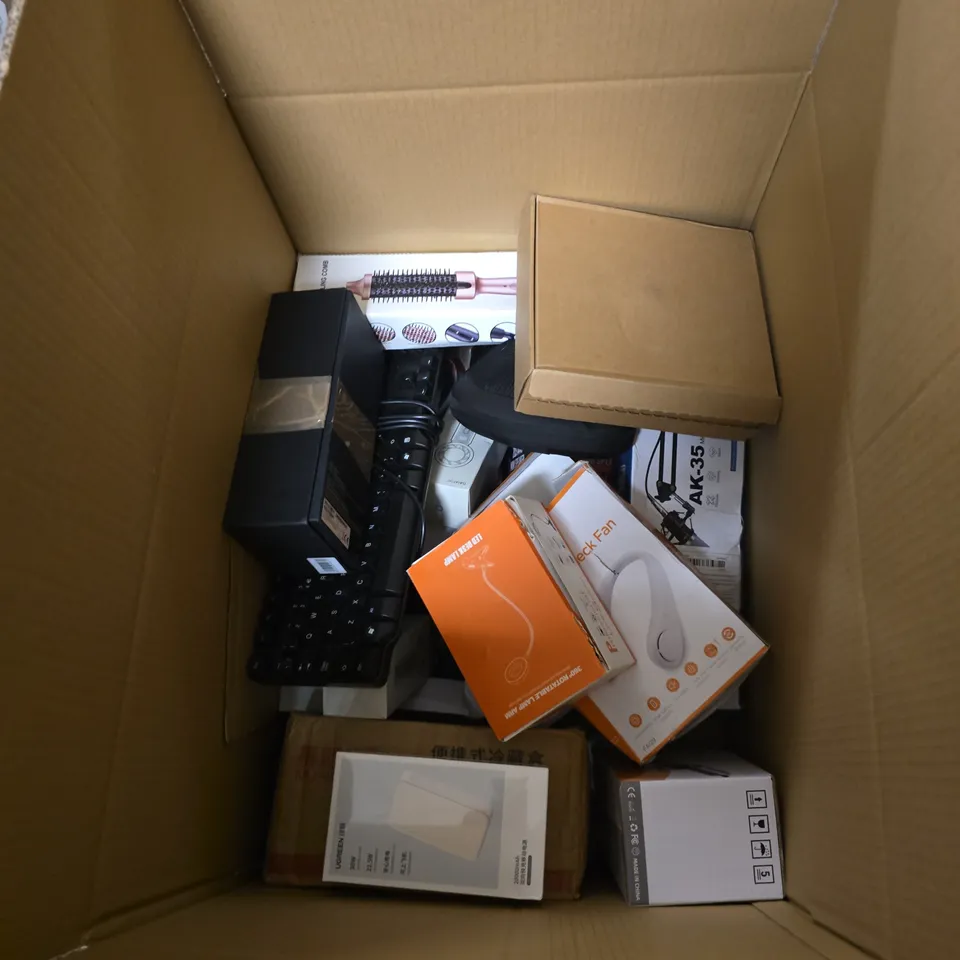 BOX OF APPROXIMATELY 12 ASSORTED ITEMS INCLUDING UGREEN POWERBANK , PORTABLE NECK FAN AND PORTABLE LAMP ARM 