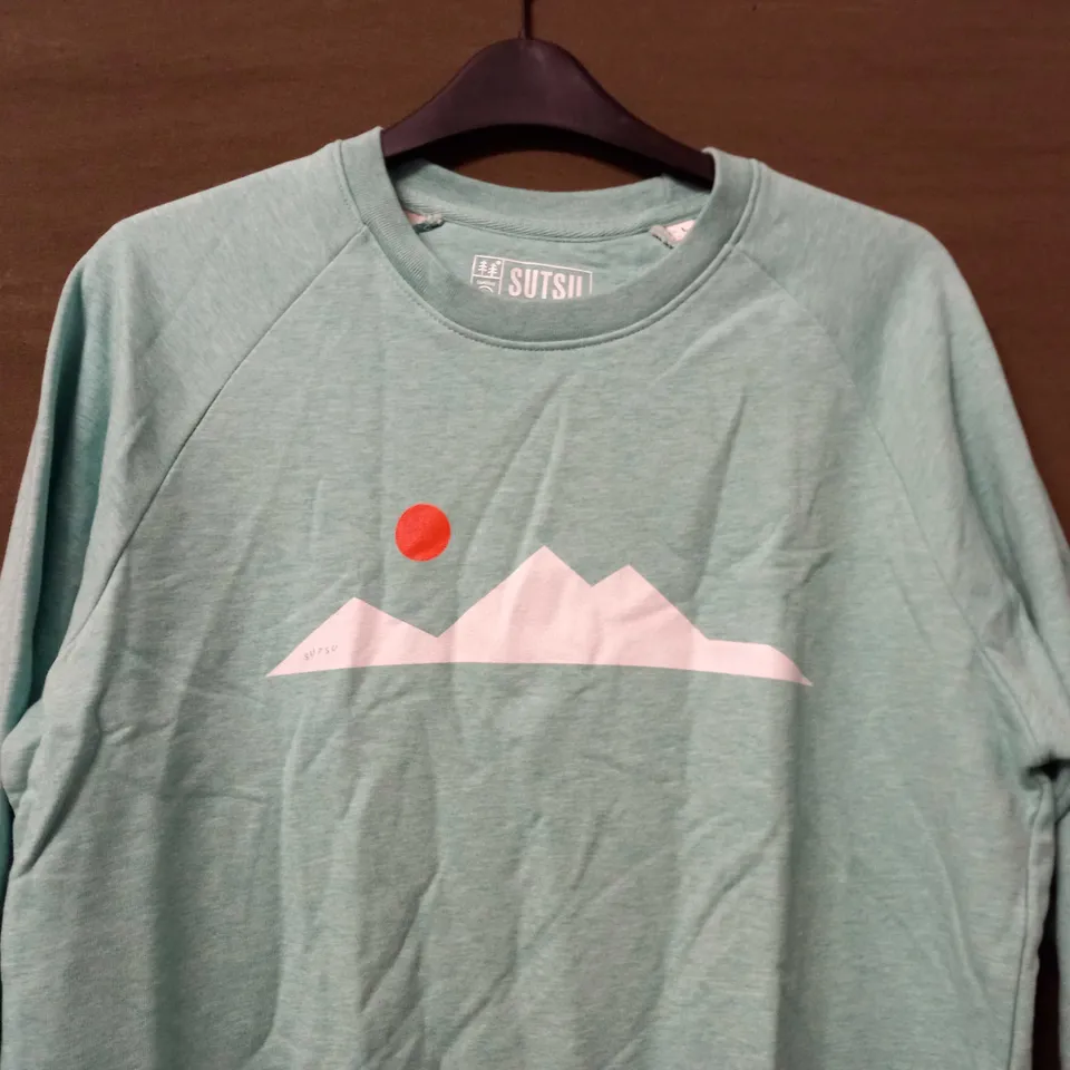 SUTSU LOGO SWEATER IN LIGHT BLUE - EU LARGE