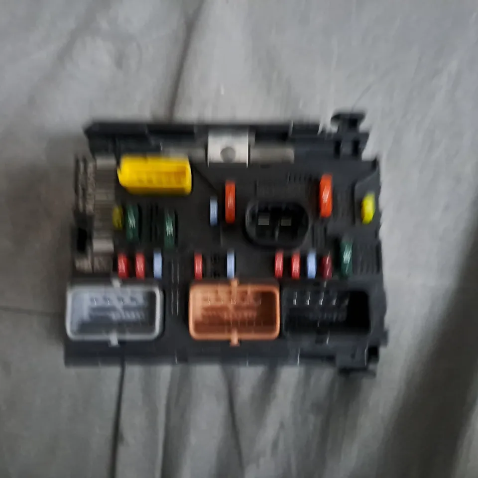 CITROEN C4 FUSE AND RELAY BOX