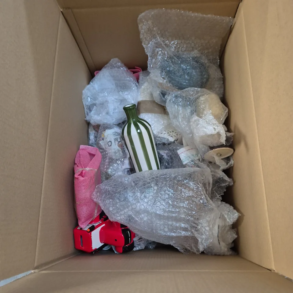 BOX OF APPROXIMATELY 30 HOUSEHOLD ITEMS INCLUDING PLATES, VASES AND GLASSWARE