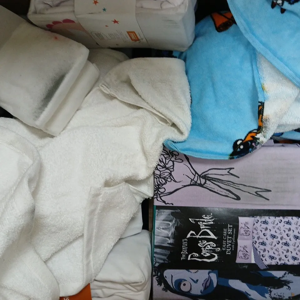 BOX OF APPROXIMATELY 10 ASSORTED BEDDING ITEMS IN VARIOUS STYLES, SIZES, AND COLOURS TO INCLUDE DUVET SETS AND PILLOWCASES, ETC - COLLECTION ONLY