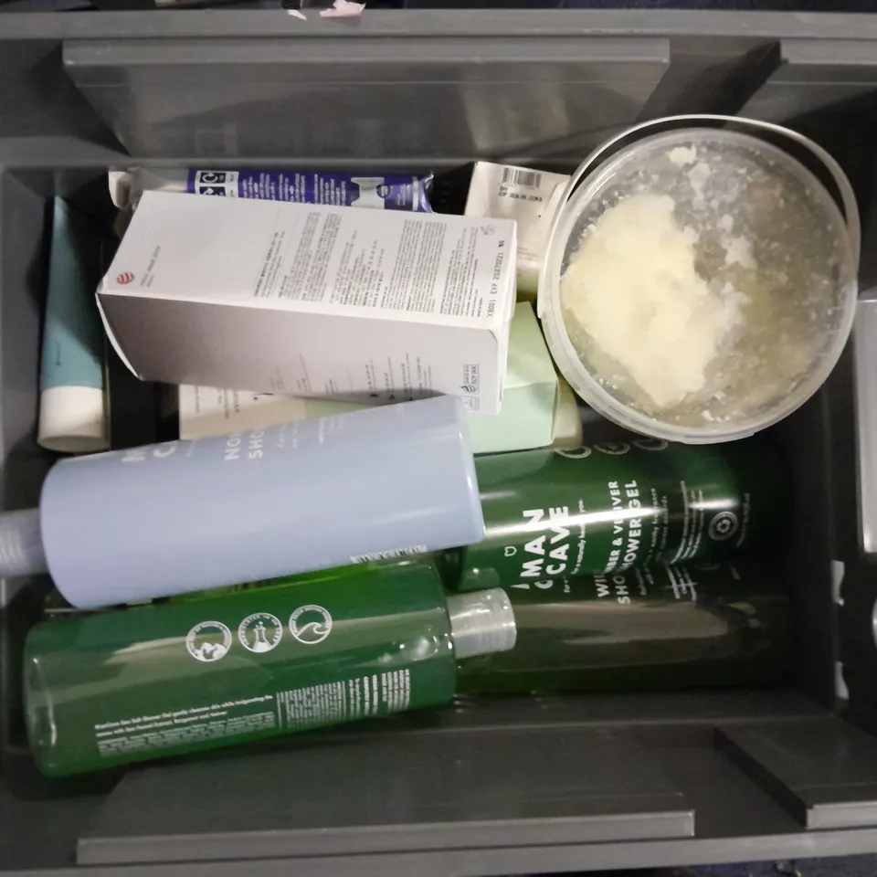 APPROXIMATELY 20 ASSORTED HEALTH & BEAUTY ITEMS TO INCLUDE - MANCAVE SHOWER GEL, CANTU KIDS SHAMPOO AND NIVEA MEN EYE CREAM