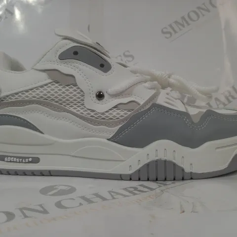 BOXED PAIR OF SKOO WOOD SHOES IN WHITE/GREY EU SIZE 43