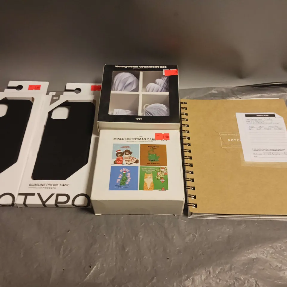 MEDIUM BOX OF APPROXIMATELY 20 ASSORTED HOUSEHOLD ITEMS TO INCLUDE PHONE CASES, CHRISTMAS CARDS AND ORNAMENT SET