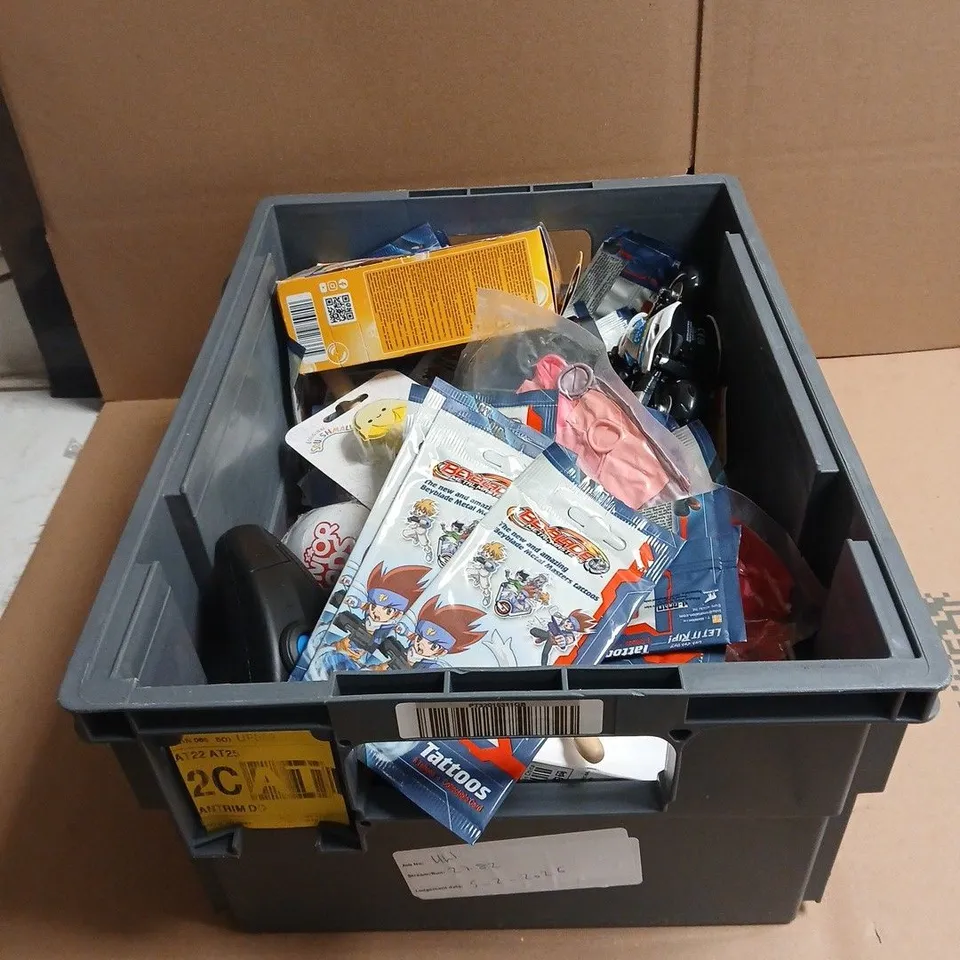 TOTE OF APPROXIMATELY 25 ASSORTED TOYS/RELATED ITEMS TO INCLUDE BEYBLADE TATTOOS, SQUISHMALLOWS 10 COLOUR PEN, POLICE BIKE TOY, BUBBLE FRIENDS, SELAHS FIRST SPLASH COLOURING SET ETC