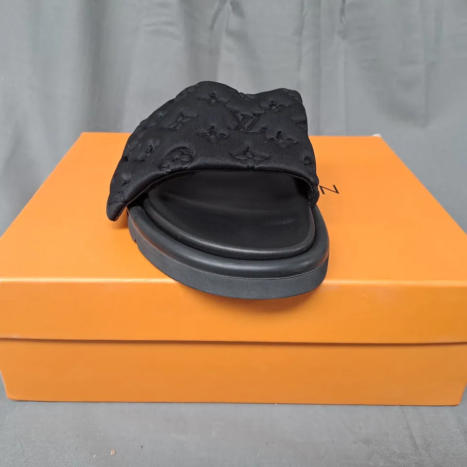 BOXED PAIR OF LOUIS VUITTON PARIS SLIDERS IN BLACK EU SIZE 41