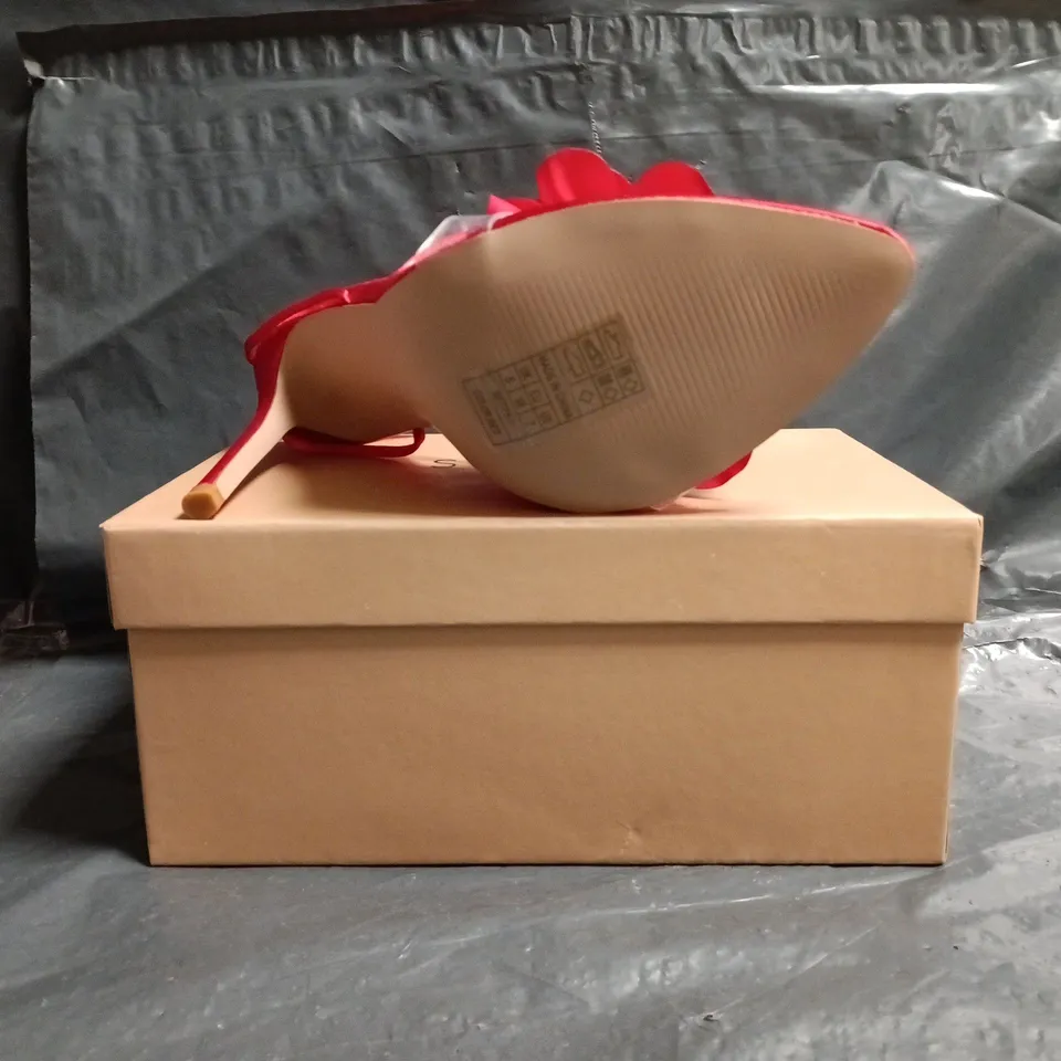 BOXED PAIR OF SIMMI LONDON OPEN TOE STILETTO HEELED SANDALS IN RED W. FLORAL DETAIL SIZE UK 5