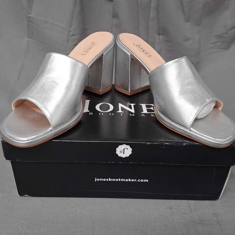 BOXED PAIR OF JONES PEEP TOE BLOCK HEEL SANDALS IN METALLIC SILVER UK SIZE 6