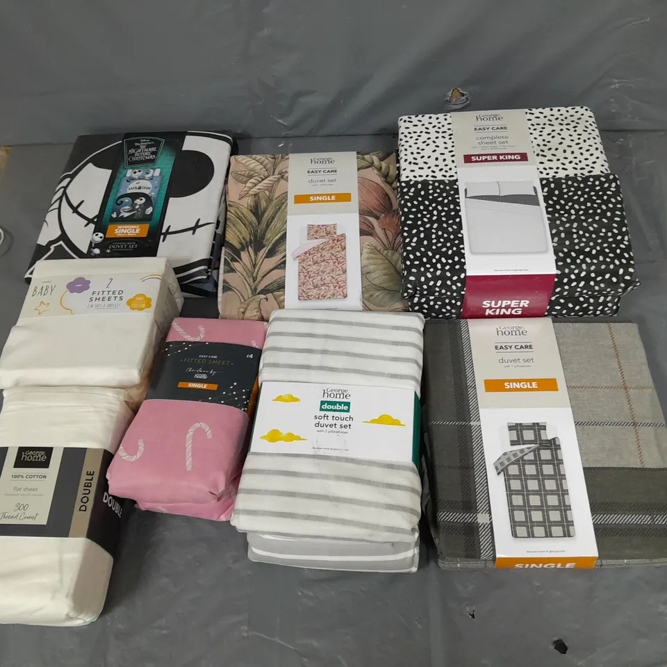 APPROXIMATELY 8 ASSORTED HOUSEHOLD ITEMS TO INCLUDE VARIOUS BEDDING IN VARIOUS SIZES AND STYLES