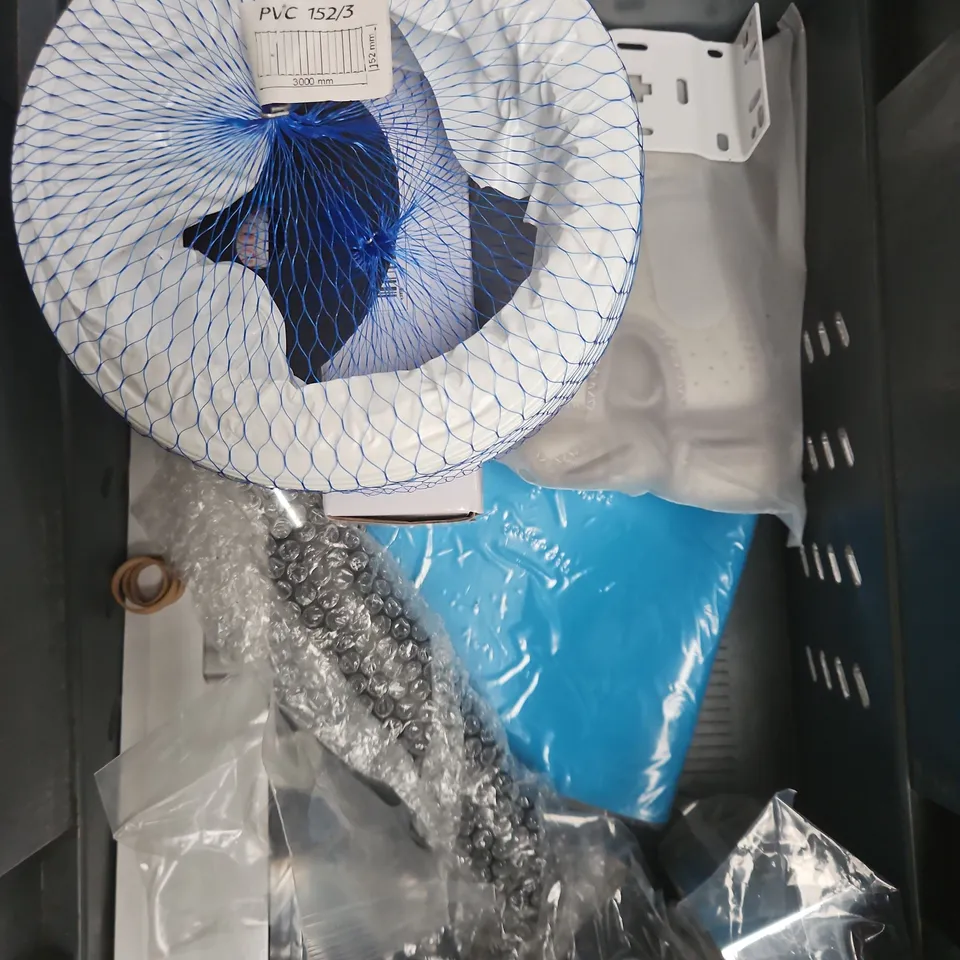 APPROXIMATELY 10 ASSORTED HOUSEHOLD ITEMS TO INCLUDE DRINKS CONTAINER, PENCILS, LED LIGHTS ETC