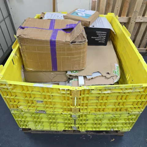PALLET OF APPROXIMATELY 10 ASSORTED DAMAGED FURNITURE ITEMS TO INCLUDE MAGNETIC STORAGE BOXES, PLASTIC SHELF, DRAWERS, ETC - COLLECTION ONLY