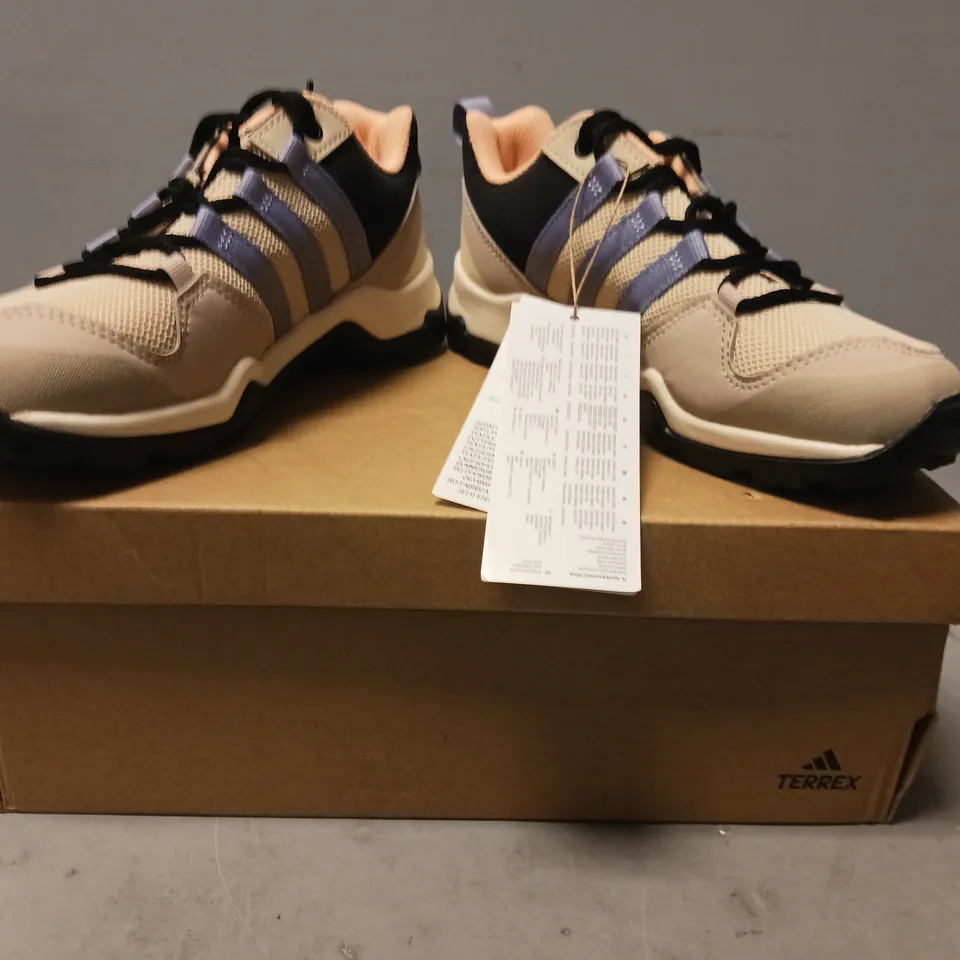 BOXED PAIR OF ADIDAS TERREX AX2R KIDS SHOES IN TAN/MULTI UK SIZE 13.5