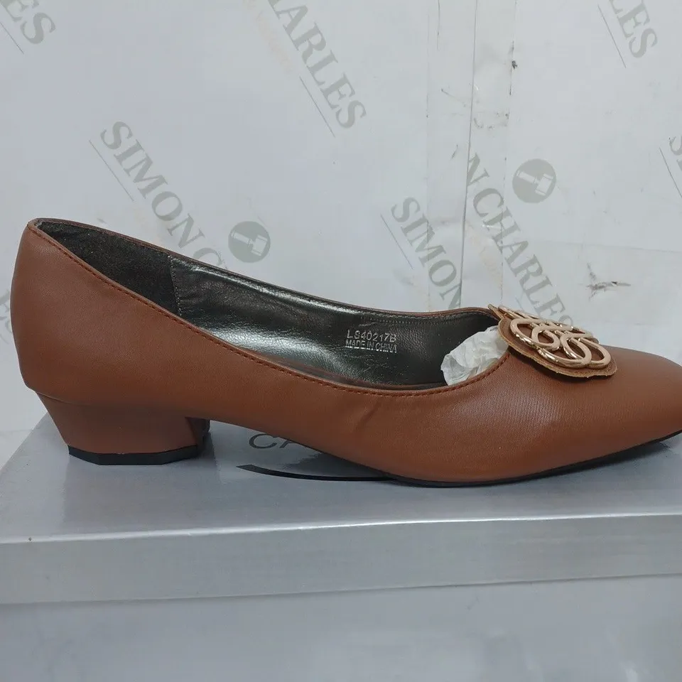 BOX OF APPROXIMATELY 10 PAIRS OF SHOES TO INCLUDE FLIP FLOPS, LOW LOAFERS BOOTS ETC