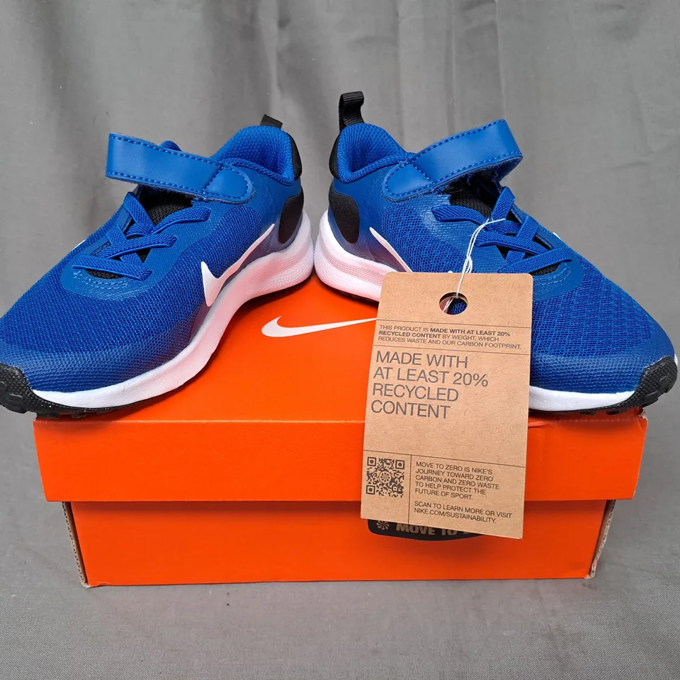 BOXED PAIR OF NIKE REVOLUTION 7 KIDS SHOES IN BLUE/BLACK/WHITE UK SIZE 9.5