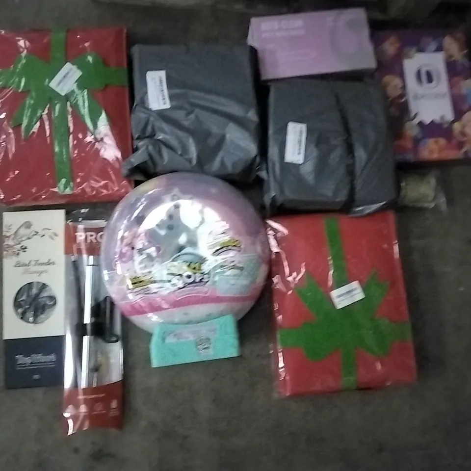 PALLET OF ASSORTED ITEMS INCLUDING BIRD FEEDING HANGERS, PIKMI POPS, AUTO CLEAN PET BRUSHES, DACCKIT, LAUNDRY BASKETS, FROZEN PUZZLE