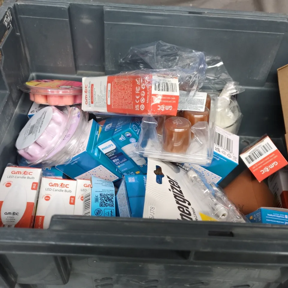 APPROXIMATELY 15 ASSORTED CANDLES, WAX MELTS AND LIGHT BULBS TO INCLUDE - PHILIPS - DIVINE SCENTS - GM LEC - ETC - COLLECTION ONLY