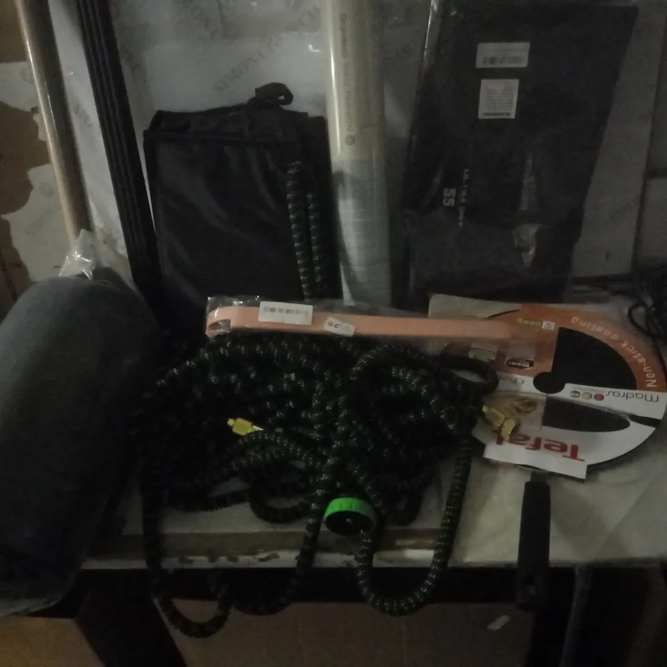 GROUP OF APPROX 10 ASSORTED ITEMS TO INCLUDE WALLPAPER, HOSE, CHAPATTI PAN ETC