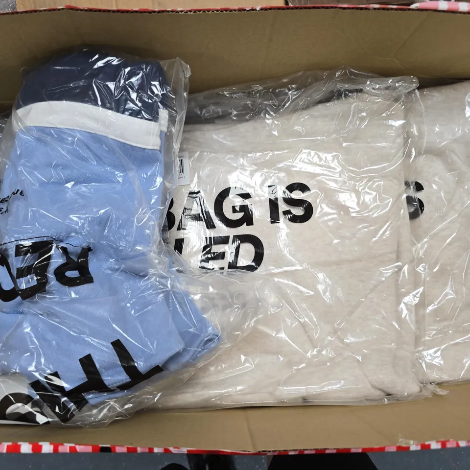 APPROXIMATELY 7 ASSORTED CLOTHING ITEMS IN VARIOUS SIZES, COLOURS & STYLES TO INCLUDE CROPPED FIT GRAPHIC POLO FLEECE, CLASSIC FLEECE HOODIE, ETC