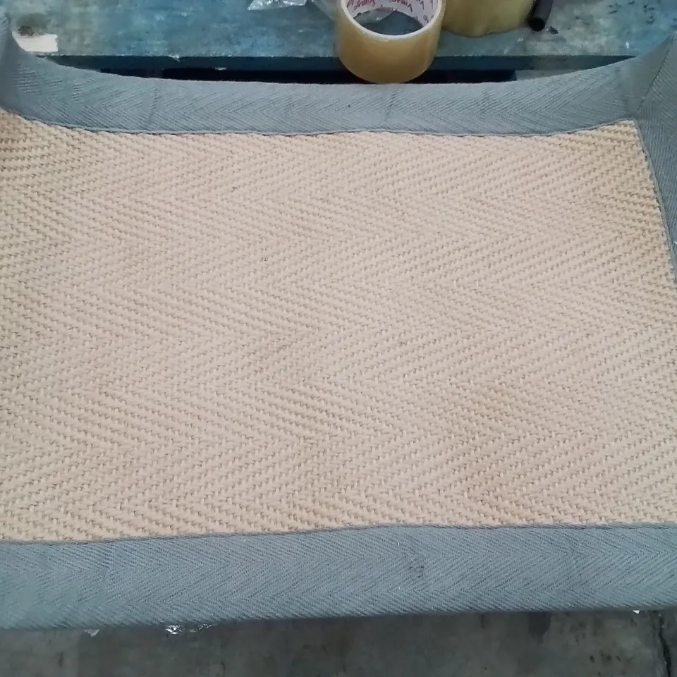 QUALITY DESIGNER AREA RUG - APPROXIMATELY 60X40CM