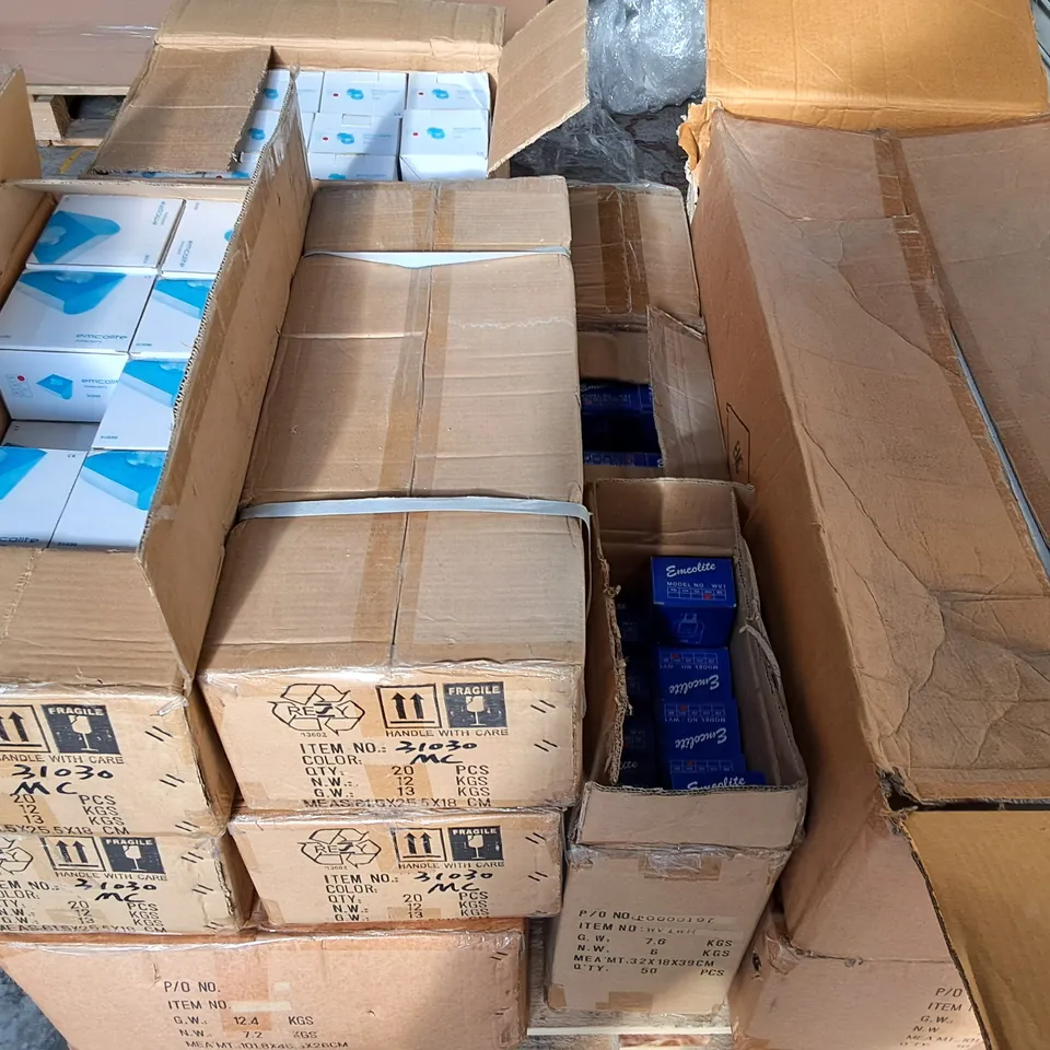 PALLET CONTAINING 10 MULTIPACK BOXES OF EMCOLITE LIGHTING ITEMS TO INCLUDE DOWNLIGHTS, SPIT LIGHTS AND FRAMES