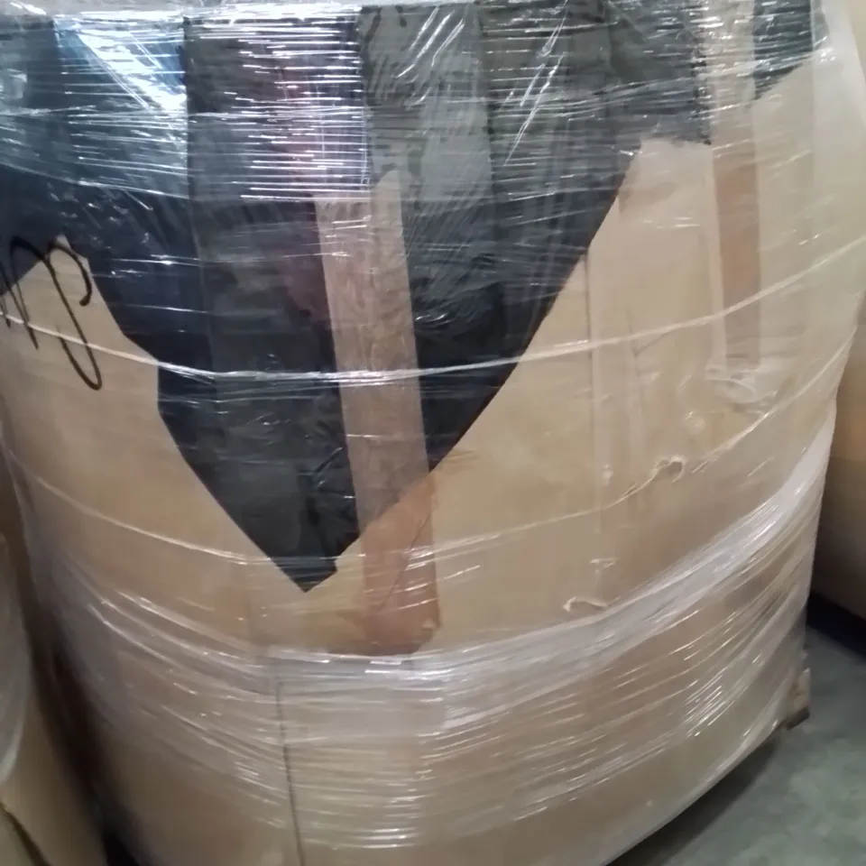 PALLET CONTAINING A LARGE QUANTITY OF PILLOWS