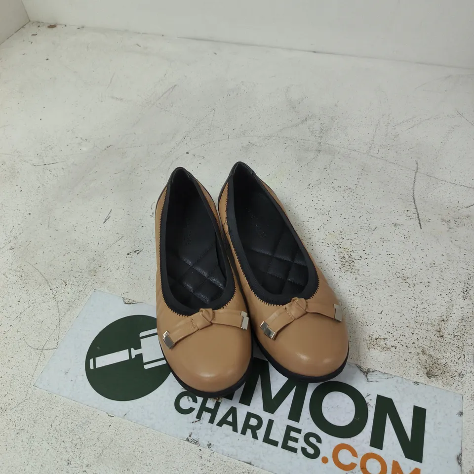 CAGE OF APPROXIMATELY 15 ASSORTED ITEMS TO INCLUDE: HEAVENLY SOLES SLIP ONS
