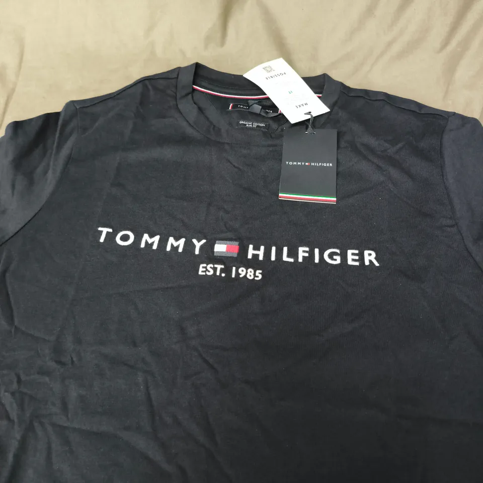 TOMMY HILFIGER LOGO T-SHIRT – BLACK, SIZE M
