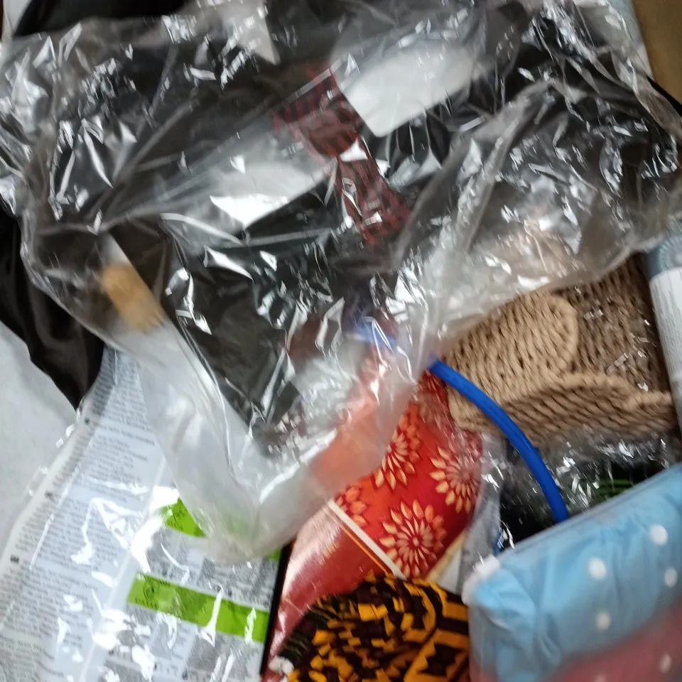 APPROXIMATELY 15 ASSORTED HOUSEHOLD PRODUCTS TO INCLUDE A 7UP PEPSI TEA TOWEL, WICKER STYLE SPICE RACK AND A WICKER STYLE BASKET