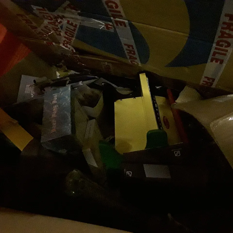 PALLET CONTAINING ASSORTED HOUSEHOLD PRODUCTS INCLUDING SHOES, OVEN GLOVES, ARTIFICIAL GRASS, LADDER, CALENDARS ETC